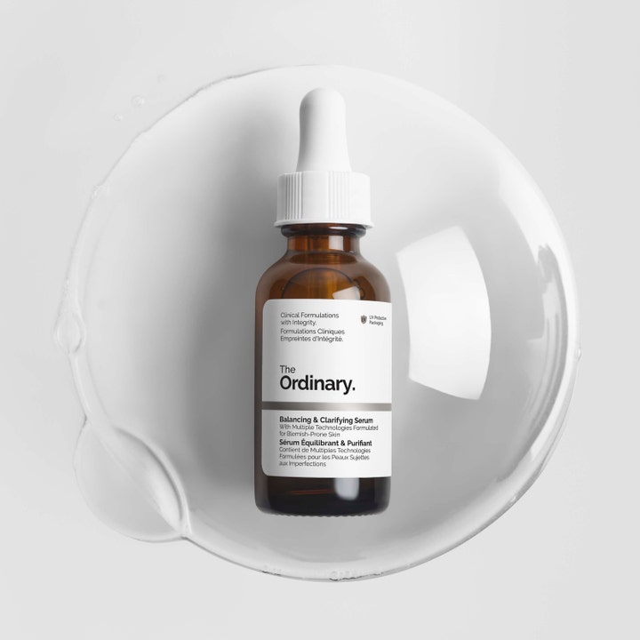 The Ordinary Balancing & Clarifying Serum 30 ml balancerende serum i brun glasflaske ovenpå en gennemsigtig dråbe
