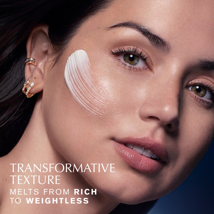 Estée Lauder Revitalizing Supreme + Night Power Bounce Creme 50 ml natcreme med hvid transformative texture på kinden.