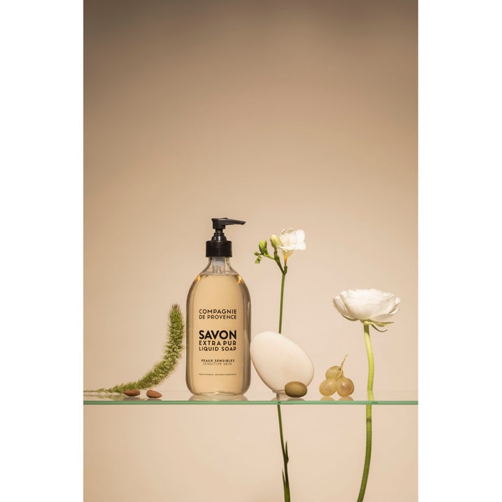Compagnie de Provence Liquid Marseille Soap Sensitive Skin 495 ml beroligende håndsæbe i glasflaske med hvide blomster