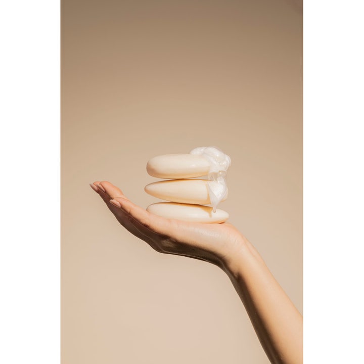 Compagnie de Provence Solid Face Cleanser 85 g ansigtsrens til følsom hud i form af tre faste sæber med skum i en hånd