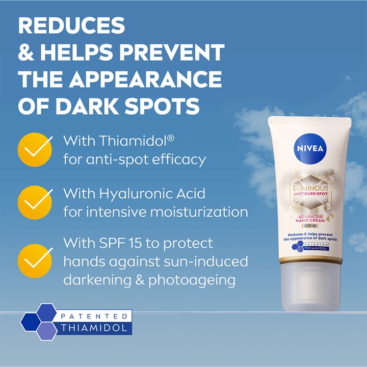 NIVEA Luminous630 Anti Dark-Spot Hand Cream 50 ml modvirker pigmentpletter i hvid tube på blå himmelbaggrund med SPF 15.