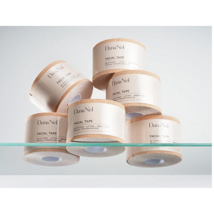 Dana Nel Facial Beauty Tape 1 stk hudpleje til lifting og smoothing i form af beige ruller på en klar glashylde