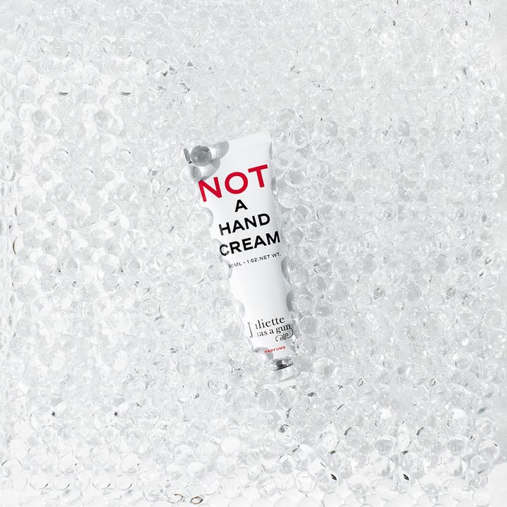 Juliette has a gun Not A Perfume Hand Cream 30 ml fugtgivende håndcreme i hvid tube på klare glasperler.