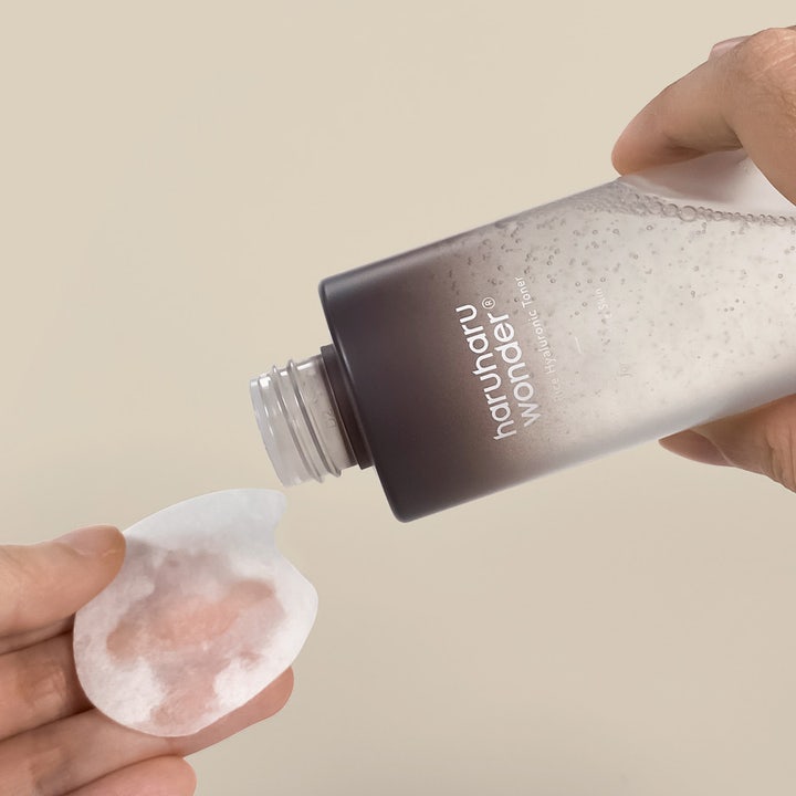 haruharu wonder Black Rice Hyaluronic Toner 300 ml fugtgivende skintonic hældes fra flaske på en vatrondel