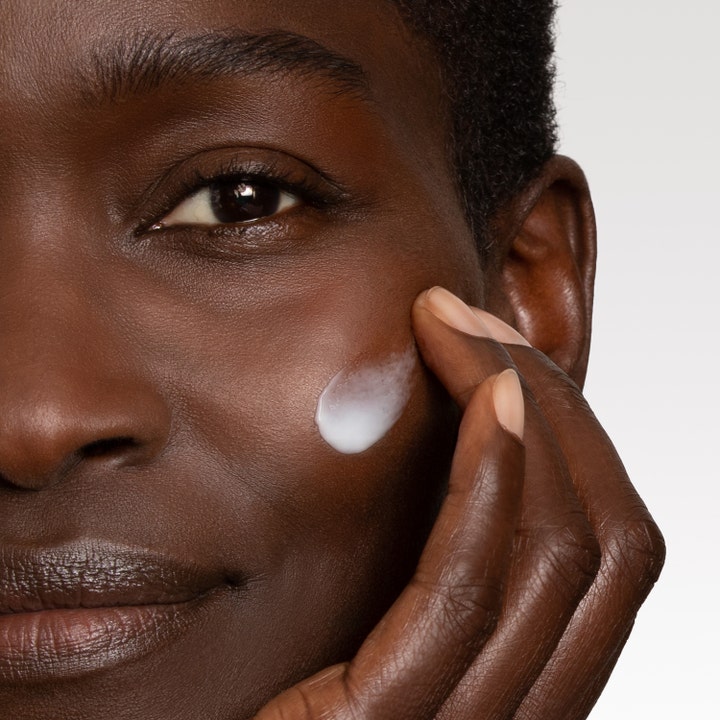 Lancôme Rénergie Multi-Lift Crème SPF15 50 ml opstrammende dagcreme hvid tekstur påføres på kinden