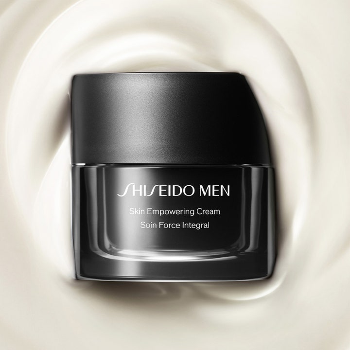Shiseido Men Empowering Cream 50 ml styrkende ansigtscreme i sort krukke omgivet af hvid cremet tekstur