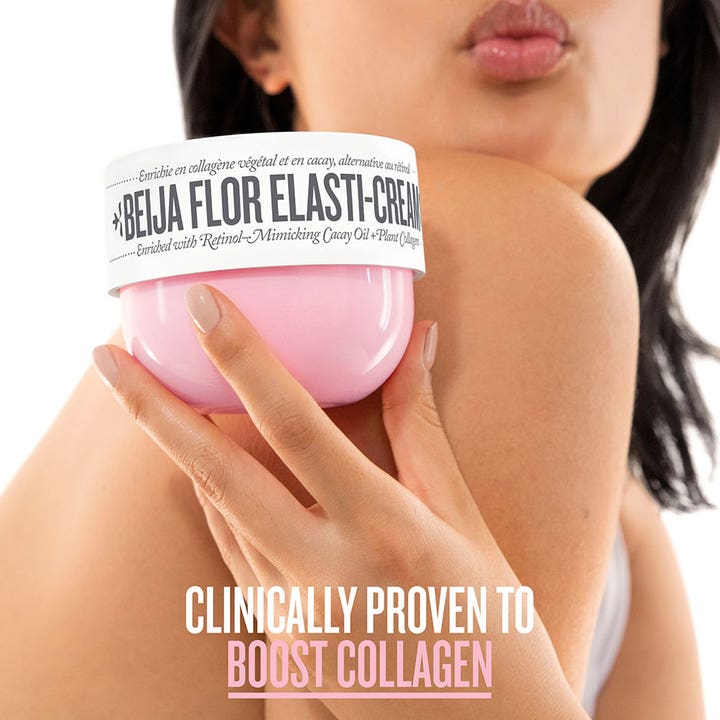 Sol de Janeiro Beija Flor Elasti Cream 240 ml kropscreme i lyserød krukke holdt mod bar hud
