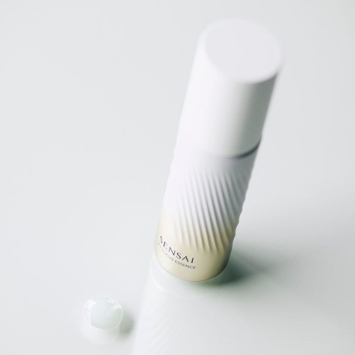 Sensai Lift Focus Essence 40 ml opstrammende ansigtsserum i riflet hvid og guld flakon med en klar dråbe gel.