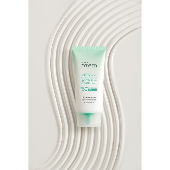 Make Prem No Sebum Sun Cream 50 ml solcreme til ansigtet i hvid og lysegrøn tube på bølget hvid baggrund