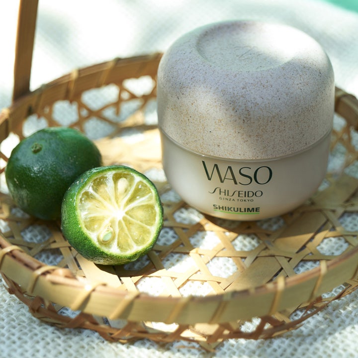 Shiseido Waso Shikulime 50 ml fugtgivende dagcreme i en flettet kurv med friske grønne limefrugter