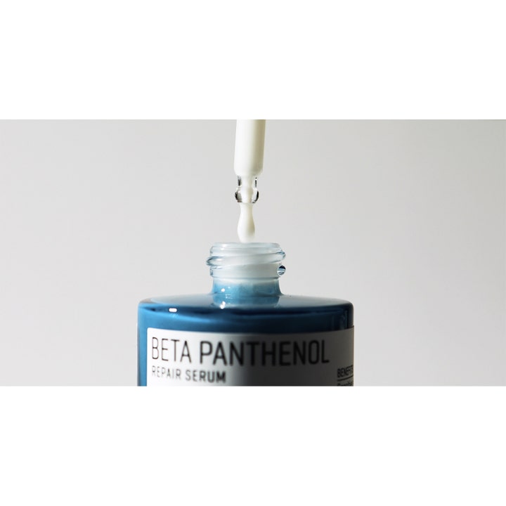 Some By Mi Beta Panthenol Repair Serum 30 ml genopbyggende ansigtsserum med cremet hvid tekstur fra en pipette.