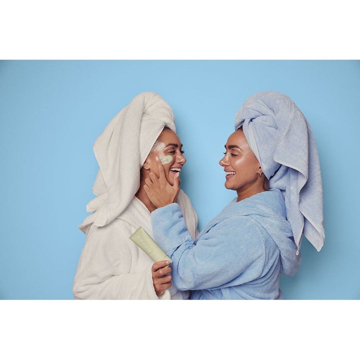 MASHH Mask Set Green Refresh + Pink Repair hudpleje med kvinder i morgenkåber der påfører en grøn ansigtsmaske