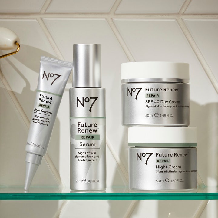 No7 Future Renew Repair Eye Serum 15 ml reparerende øjenserum i sølvfarvet tube sammen med resten af serien