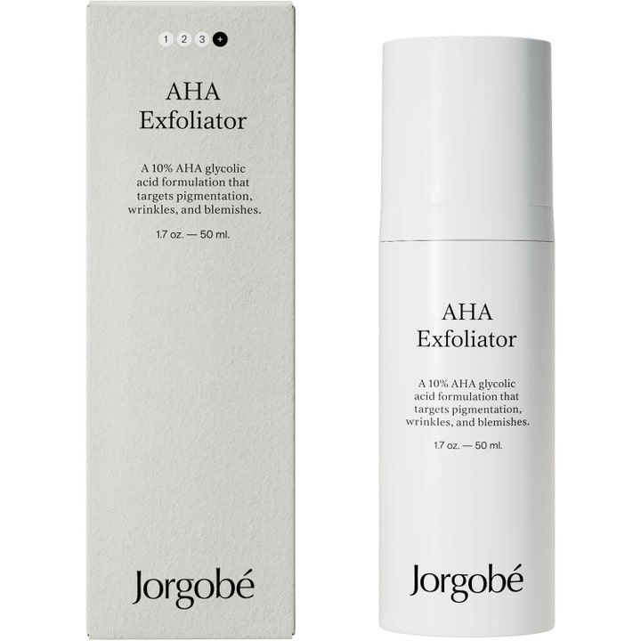 Jorgobé AHA Exfoliator 50 ml eksfolierende serum mod pigmentering og rynker i hvid pumpeflaske med hvid æske.