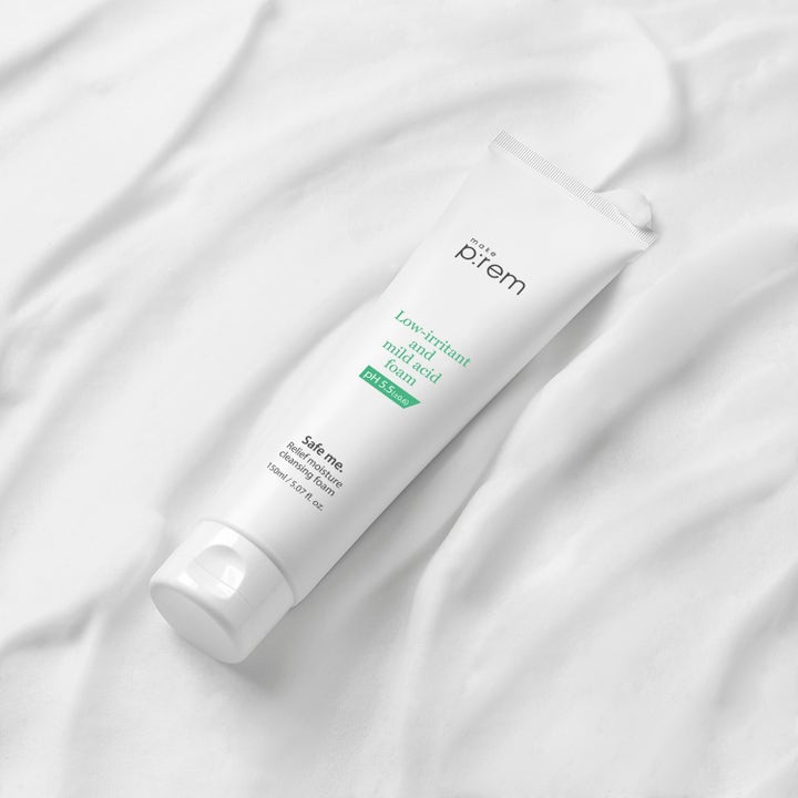 Make Prem Safe Me Relief Moisture Cleansing Foam 150 ml fugtgivende ansigtsrens i hvid tube på hvidt bølget stof