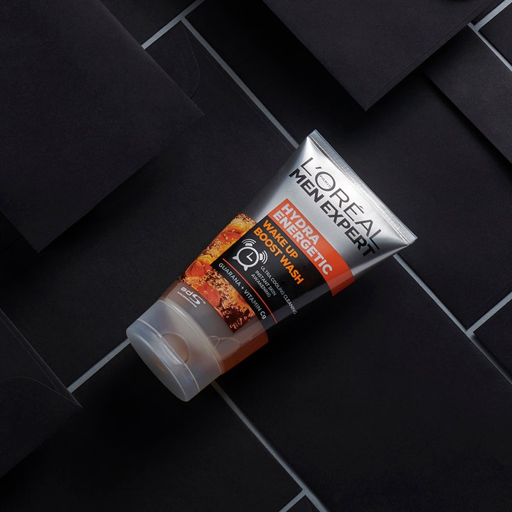 L'Oréal Paris Hydra Energetic Wash 100 ml ansigtsvask med vitamin Cg i sølvfarvet tube på mørk baggrund