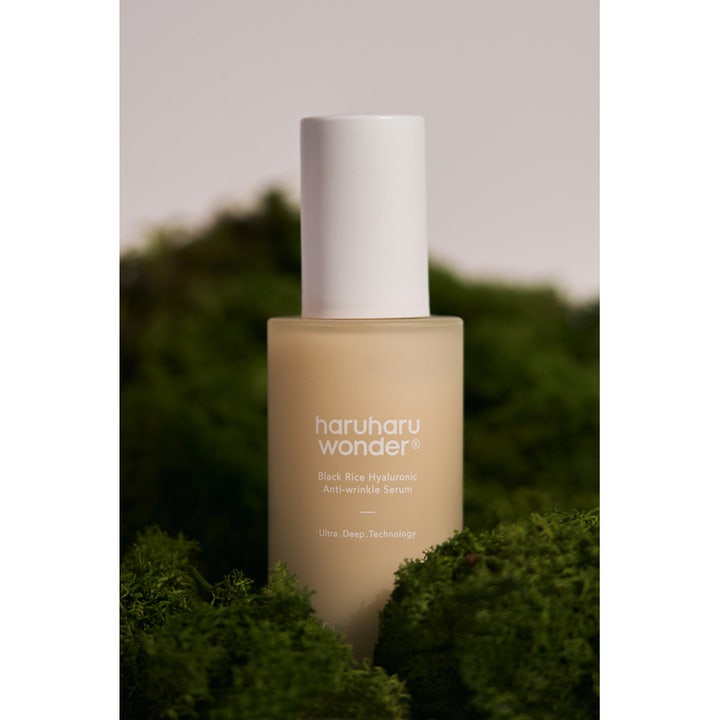 haruharu wonder Black Rice Hyaluronic Anti-wrinkle Serum 50 ml fugtgivende serum i en frostet flaske i grønt mos