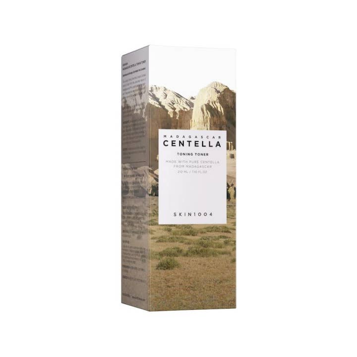 SKIN1004 Madagascar Centella Toning Toner 210 ml eksfolierende ansigtsvand i hvid æske med Madagaskar-landskab