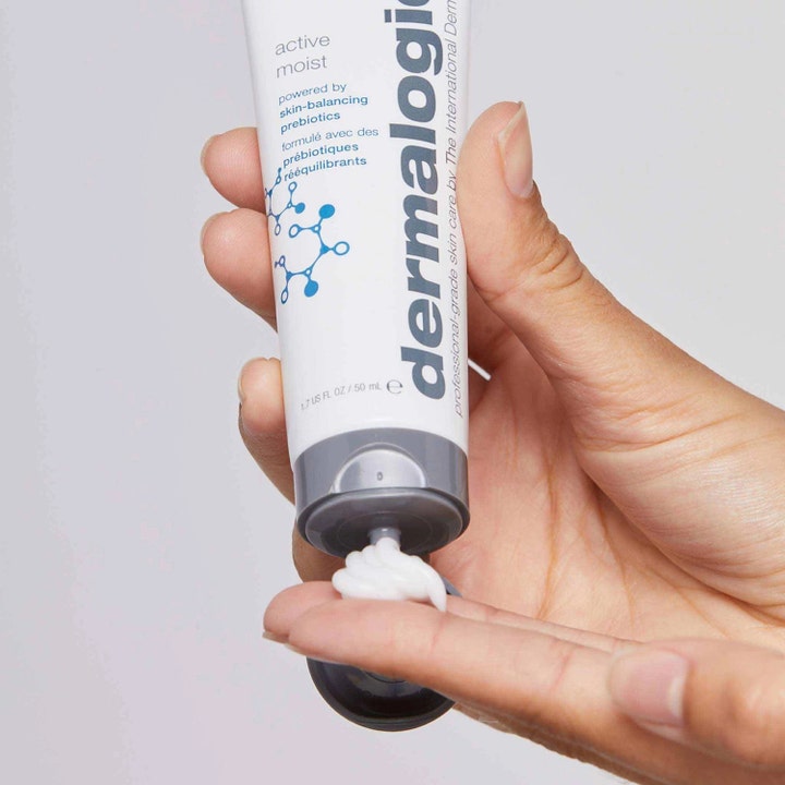 Dermalogica Active Moist 100 ml fugtgivende dagcreme i hvid tube der trykker cremet hvid konsistens ud på en hånd