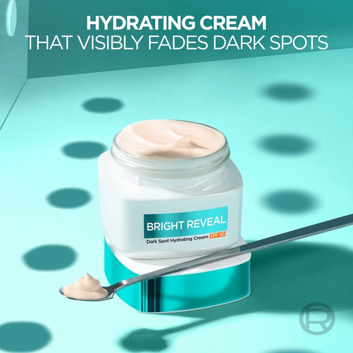 L'Oréal Paris Bright Reveal 50 ml dagcreme mod mørke pletter med SPF 50 og cremet tekstur i en hvid krukke.