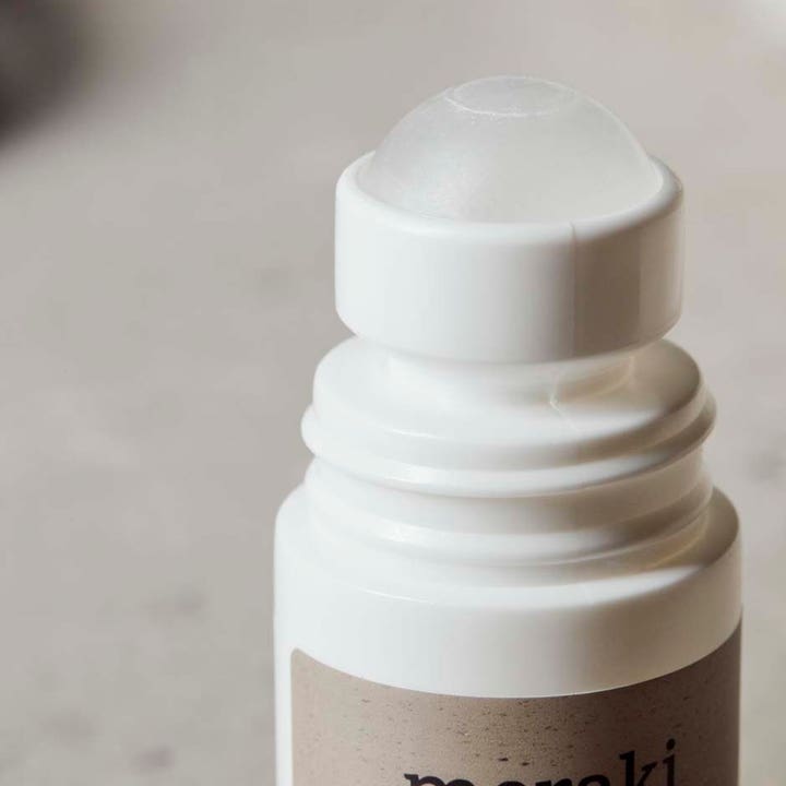Meraki Deodorant Silky Mist 50 ml i hvid roll-on emballage med en gennemsigtig kugle til kropspleje