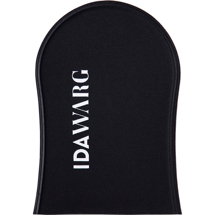 Ida Warg Self Tanning Mitt 1 stk selvbrunerhandske til jævn påføring i sort blødt stof med hvidt logo