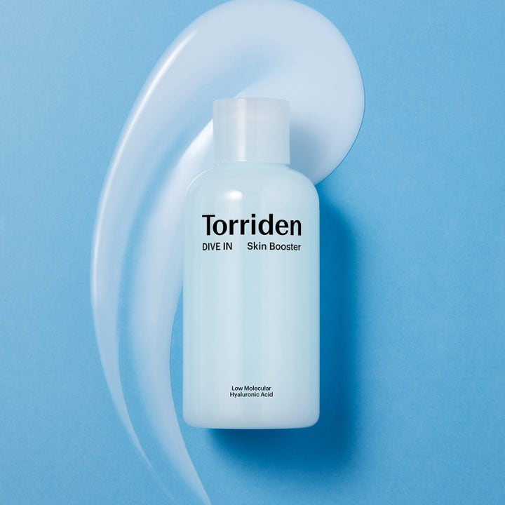 Torriden DIVE-IN Skin Booster 200 ml fugtgivende toner vist med en cremet hvid tekstur på blå baggrund