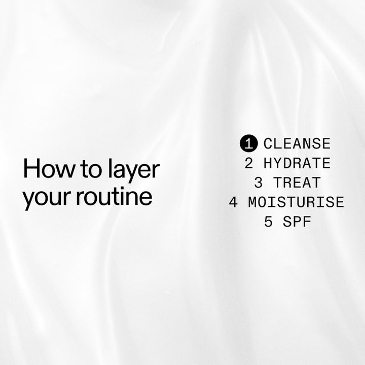 The INKEY List Hydrating Cream to Milk Cleanser 180 ml ansigtsrens i hvid flaske med pumpe i mælket tekstur
