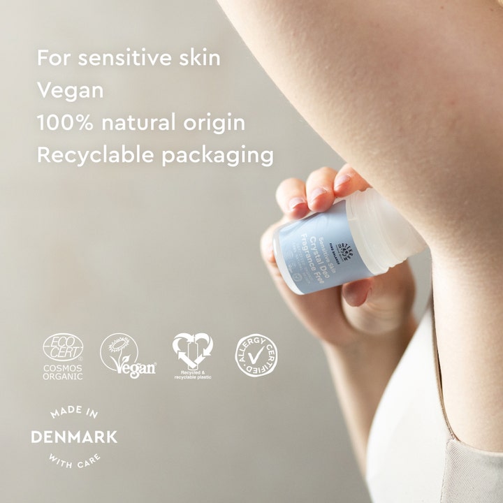 Urtekram Deodorant Fragrance Free 50 ml vegansk roll-on til sensitiv hud påføres armhulen i en lys atmosfære