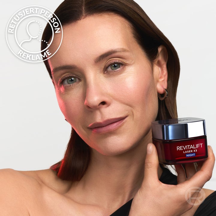 L'Oréal Paris Revitalift Laser 50 ml anti-age natcreme i rød glaskrukke med sølvlåg holdt af en kvinde