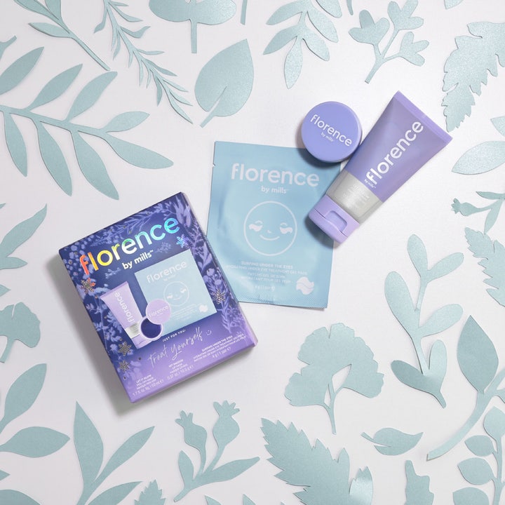 Florence by Mills Masking Party Gift Set med ansigtsmasker og øjenpads på lyseblå bladbaggrund