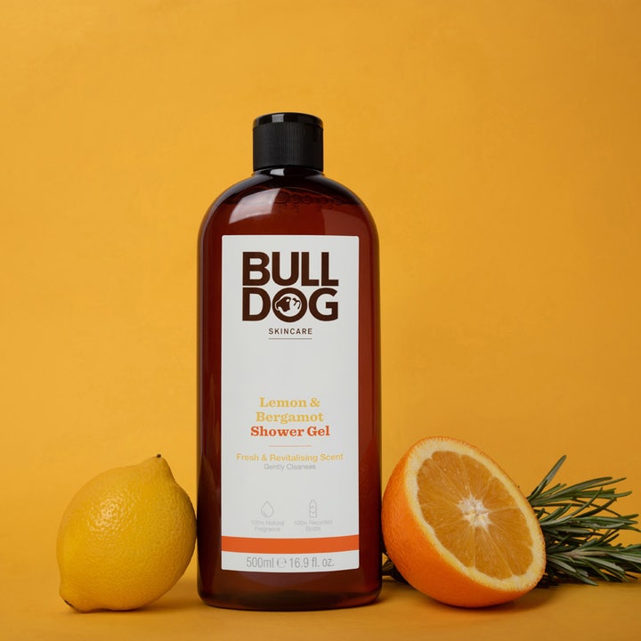 Bulldog Lemon & Bergamot Shower Gel 500 ml opfriskende duschtvål i brun flaske med citron og urter på gul baggrund.