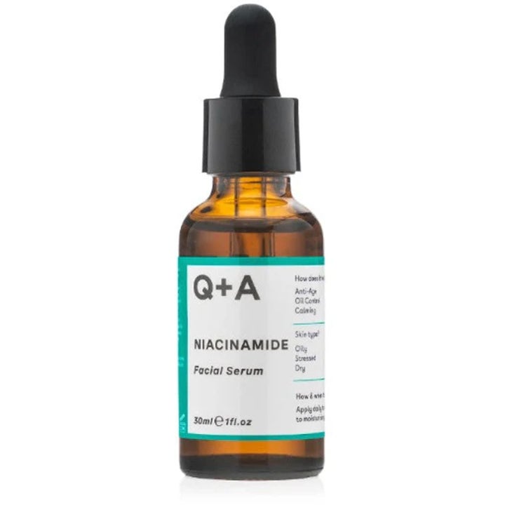 Q+A Niacinamide Facial Serum 30ml beroligende ansigtsserum i brun glasflaske med sort pipette og turkis etiket.