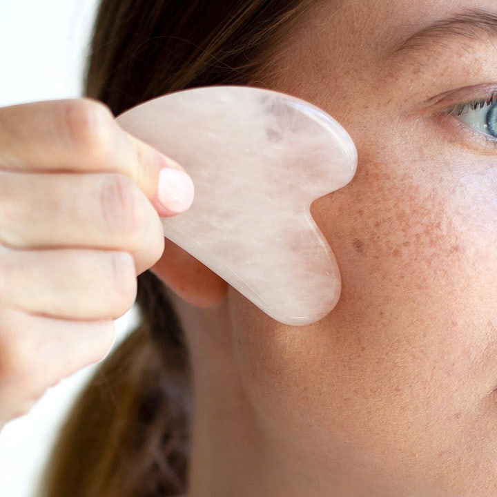 NordicFeel Gua Sha Rose Quartz 1 stk hudplejeværktøj af lyserød sten der masserer ansigtet for øget cirkulation.