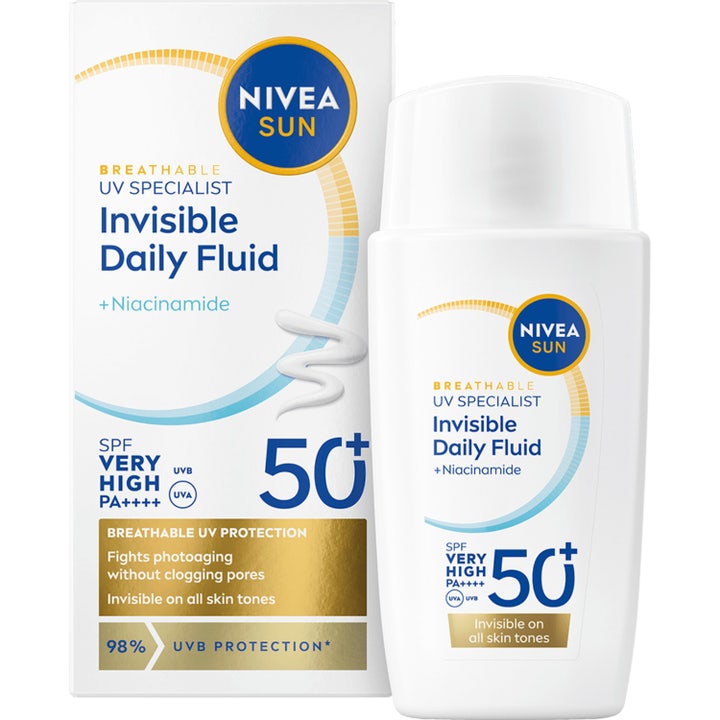 Nivea Sun Invisible Daily Fluid SPF 50+ modvirker fotoaldring i hvid plastflakon og hvid papæske