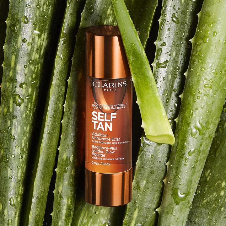 Clarins Radiance-Plus Golden Glow Booster Body 30 ml tanning drops giver glød i bronzeflaske med aloe vera blade.