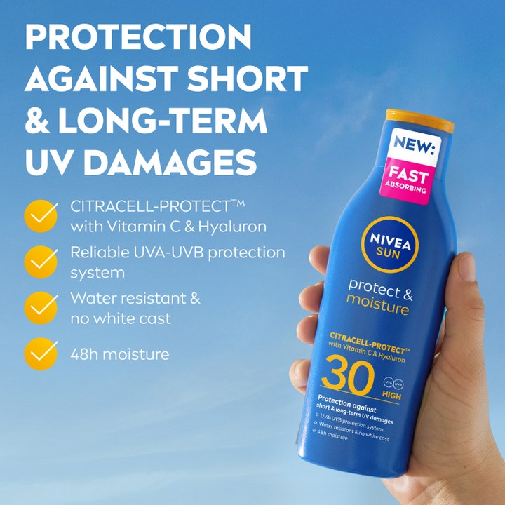 NIVEA Protect & Moisture Sun Lotion SPF30 200 ml solcreme i blå flaske der holdes mod en blå himmel