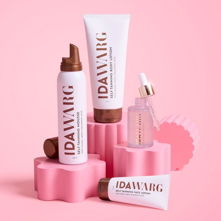 IDA WARG Beauty Self-Tanning Mousse 150 ml vegansk selvbruner på dekorative lyserøde podier for en solbrun glød.