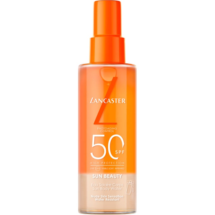 Lancaster Sun Beauty Sun Body Water SPF 50 solbeskyttelse i en orange to-faset sprayflaske mod fotoaldring.