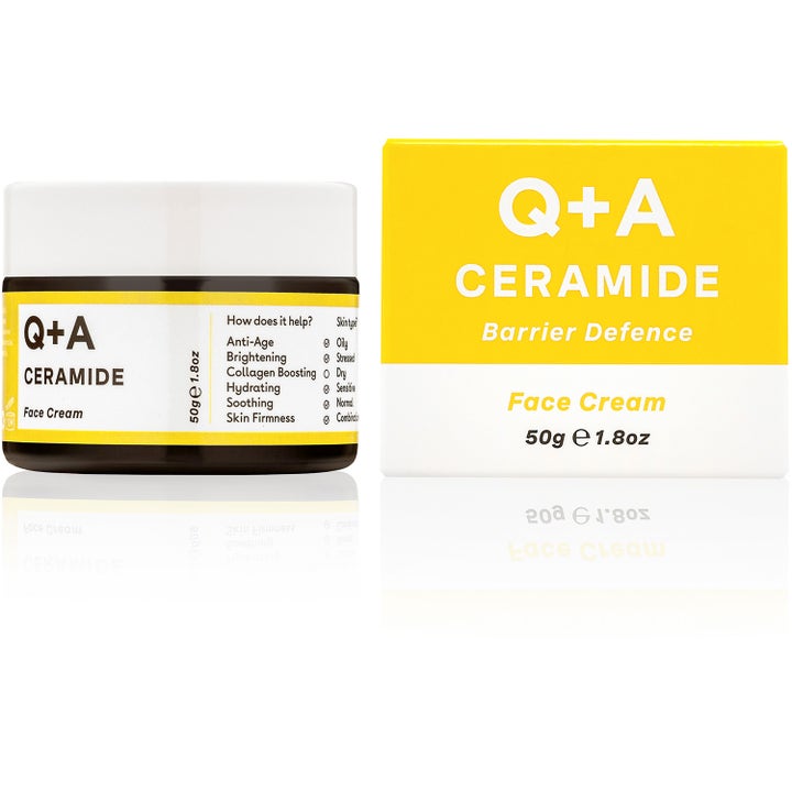 Q+A Ceramide Defence Face Cream 50 g fugtgivende ansigtscreme i mørk krukke med tilhørende gul og hvid æske.