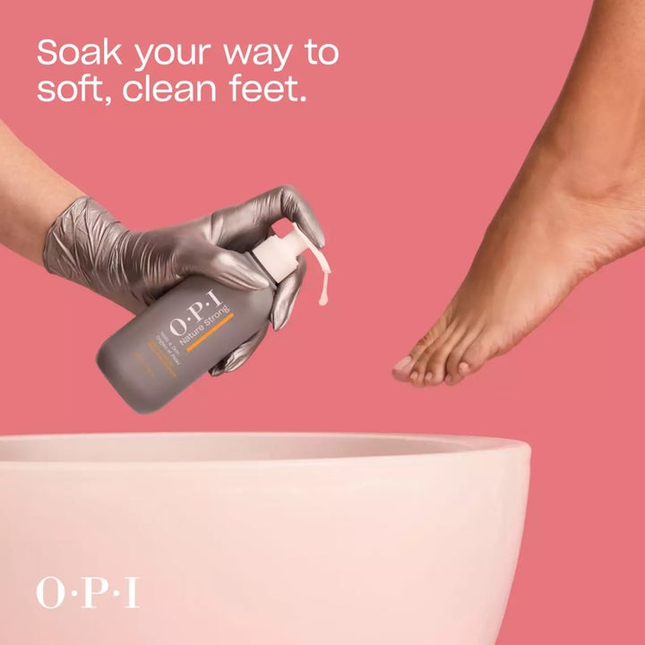 OPI Nature Strong Soften Up Pedi Soak 250 ml blødgørende fodpleje i grå flaske med pumpe og hvidt kar