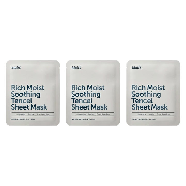 Klairs Rich Moist Soothing Tencel Sheet Mask 3 x 25 ml fugtgivende ansigtsmaske i tre hvide breve med blå tekst
