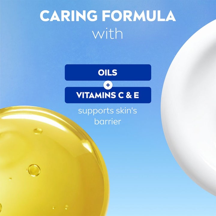NIVEA Creme Care Shower 250 ml badesæbe i tre varianter der giver en blød og fugtgivende følelse på blå baggrund.