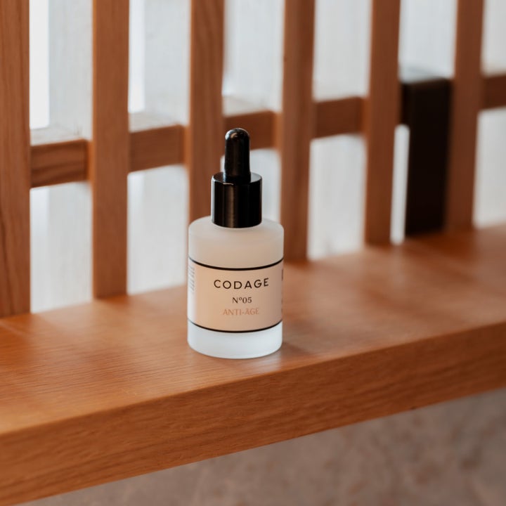 Codage Paris The Serum N°05 Anti-Aging 30 ml anti-aging serum i frostet glasflaske med sort pipette på træhylde