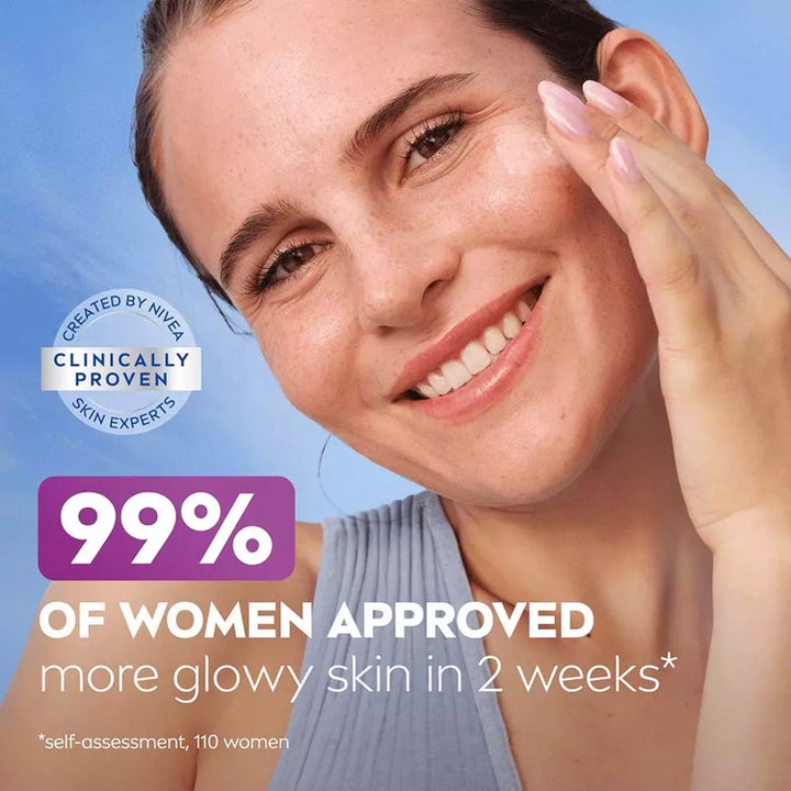 NIVEA Luminous630 Skin Glow 30 ml serum giver glød i en livsstilsscene med smilende kvinde mod blå himmel