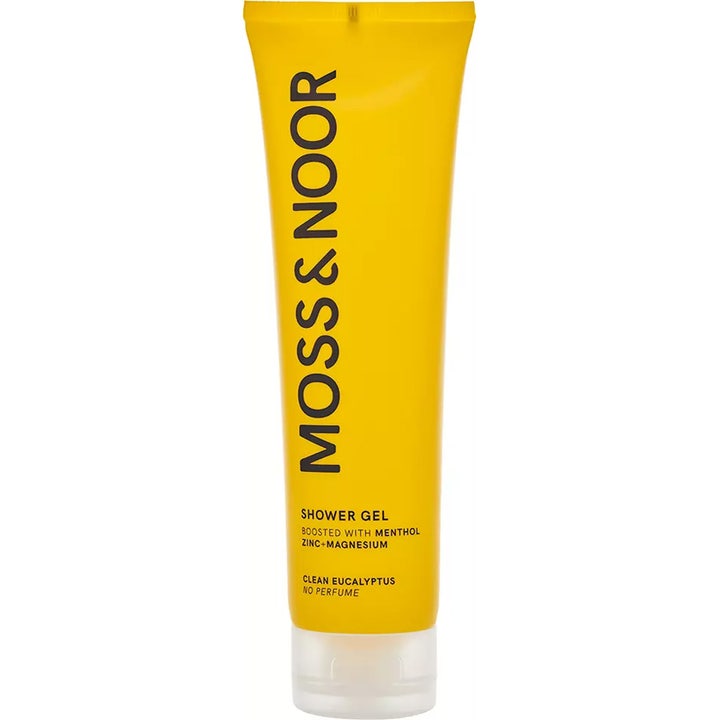 Moss & Noor Shower Gel opfriskende kropsvask med mentol og eukalyptus i en klar gul tube med hvidt låg.