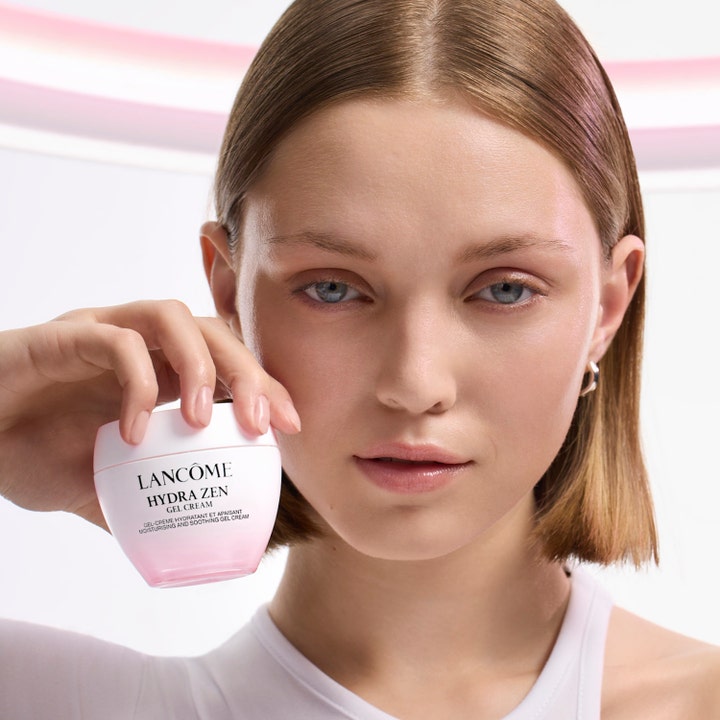 Lancôme Advanced Hydrazen Gel Cream 50 ml fugtgivende dagcreme i lyserød krukke holdt af en kvinde