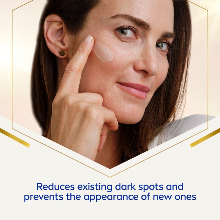 NIVEA Luminous630 Anti Dark-Spot Serum 30 ml mod pigmentpletter påføres en kvindes kind