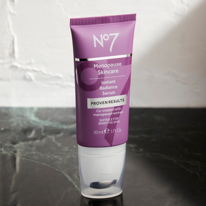 No7 Menopause Skincare Instant Radiance Serum 30 ml ansigtsserum i lilla tube med kølende applikator der giver glød