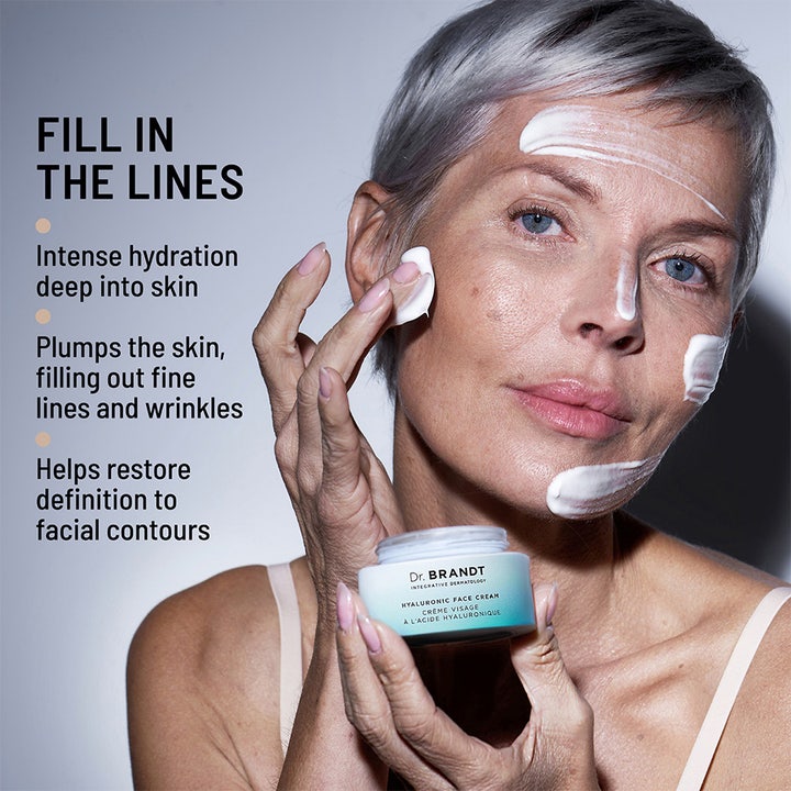 Dr Brandt Hyaluronic Face Cream 50 g udglattende ansigtscreme på kvinde med hvide strøg af creme i ansigtet